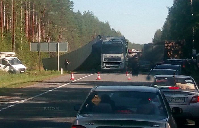 В Ленинградской области на трассе А114 произошло массовое ДТП. Есть пострадавшие (16 фото)