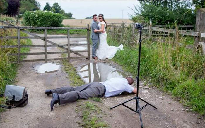 На что идут фотографы ради удачного свадебного фото (2 фото)