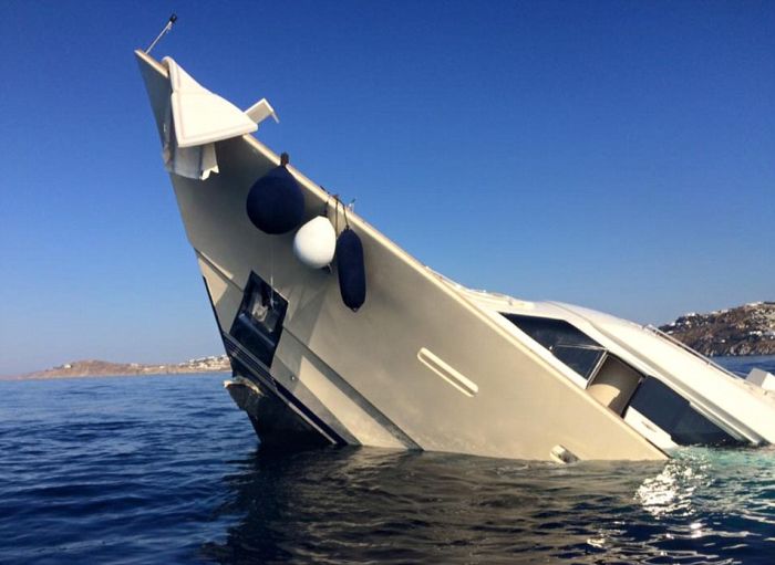 У берегов Греции затонула роскошная яхта стоимостью более 6 миллионов долларов (9 фото + видео)
