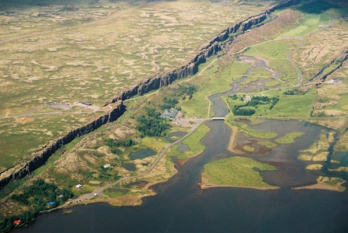 Исландия – место, где расходятся тектонические плиты (11 фото)