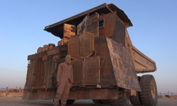 Боевики «Исламского государства» превратили карьерный самосвал в огромный броневик (3 фото)