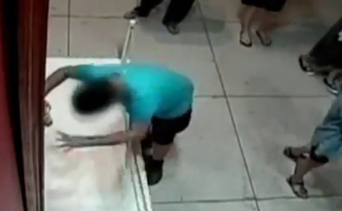 На Тайване 12-летний мальчик случайно порвал картину стоимостью 1,5 миллиона долларов (2 фото + видео)