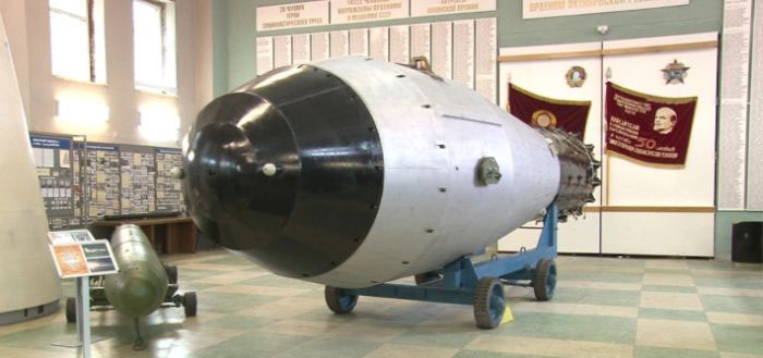 Копию самой мощной в мире ядерной бомбы доставили в Москву (2 фото + видео)