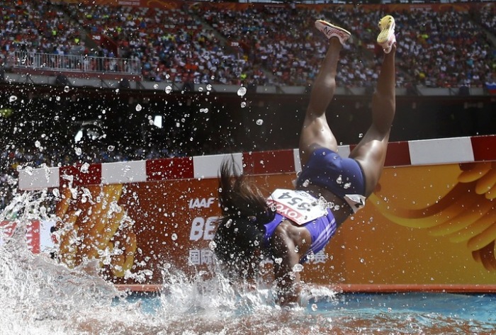 Легкоатлетка Роланда Белл упала в яму с водой во время бега с препятствиями (5 фото)