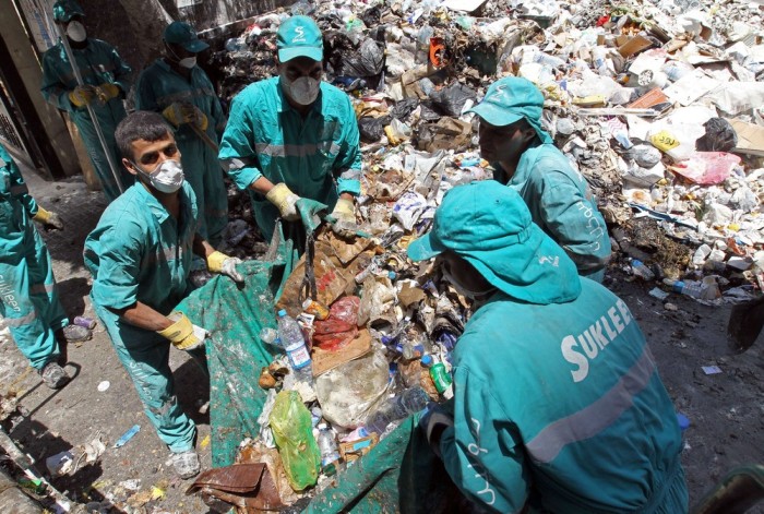 В Бейруте ищут пути выхода из мусорного кризиса (18 фото)