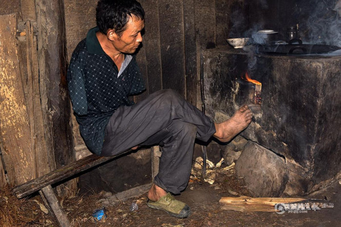 Китайский фермер-инвалид без рук ведет хозяйство и ухаживает за больной матерью (10 фото)
