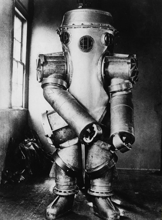 Редкие кадры первых гидрокостюмов, напоминавших жутких роботов (8 фото)