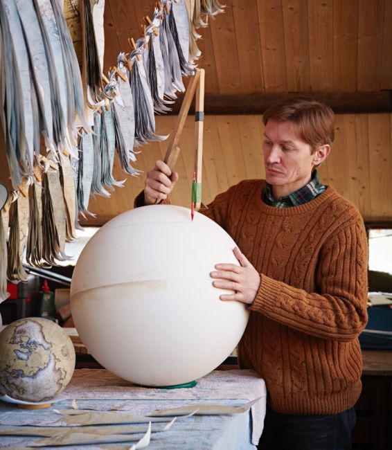 Как производят рисованные глобусы ручной работы (24 фото)