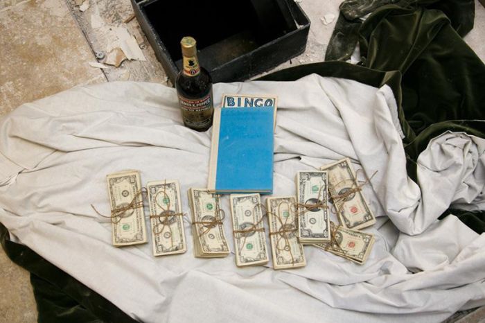 Американская пара нашла сейф с деньгами под полом своей кухни (11 фото)