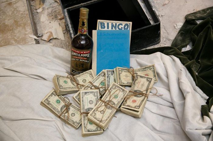 Американская пара нашла сейф с деньгами под полом своей кухни (11 фото)