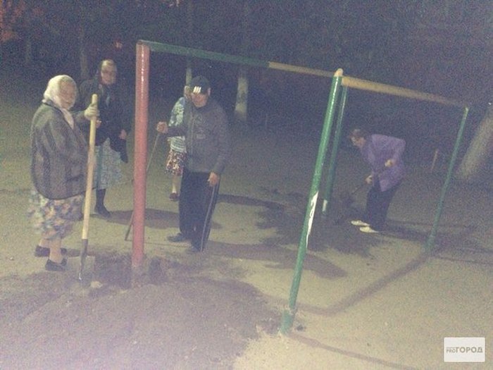 Саранские пенсионеры выкопали металлическую конструкцию для выбивания ковров (6 фото)