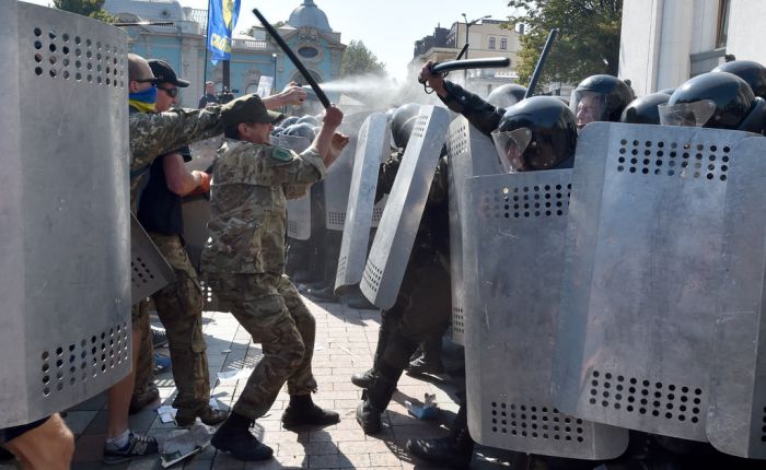В Киеве у здания Верховной Рады вспыхнули беспорядки. Есть жертвы (25 фото + 3 видео)