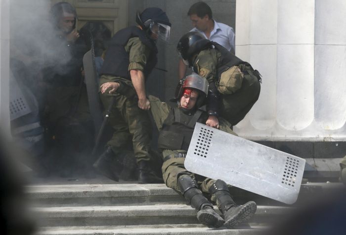 В Киеве у здания Верховной Рады вспыхнули беспорядки. Есть жертвы (25 фото + 3 видео)