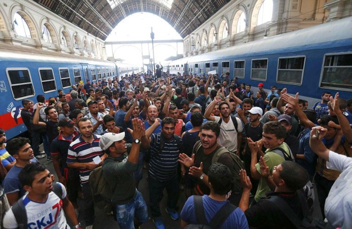 Один из железнодорожных вокзалов Будапешта закрыт из-за наплыва мигрантов (9 фото)