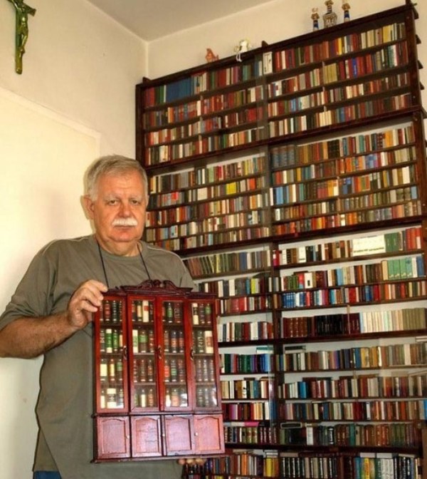 Самая большая коллекция самых маленьких книг (10 фото)
