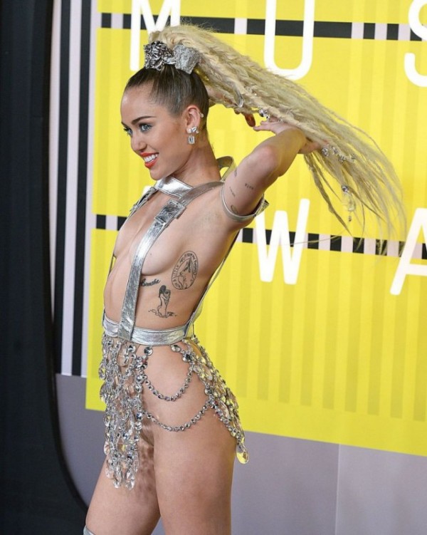 Майли Сайрус и ее провокационные наряды на церемонии MTV Video Music Awards 2015 (23 фото)