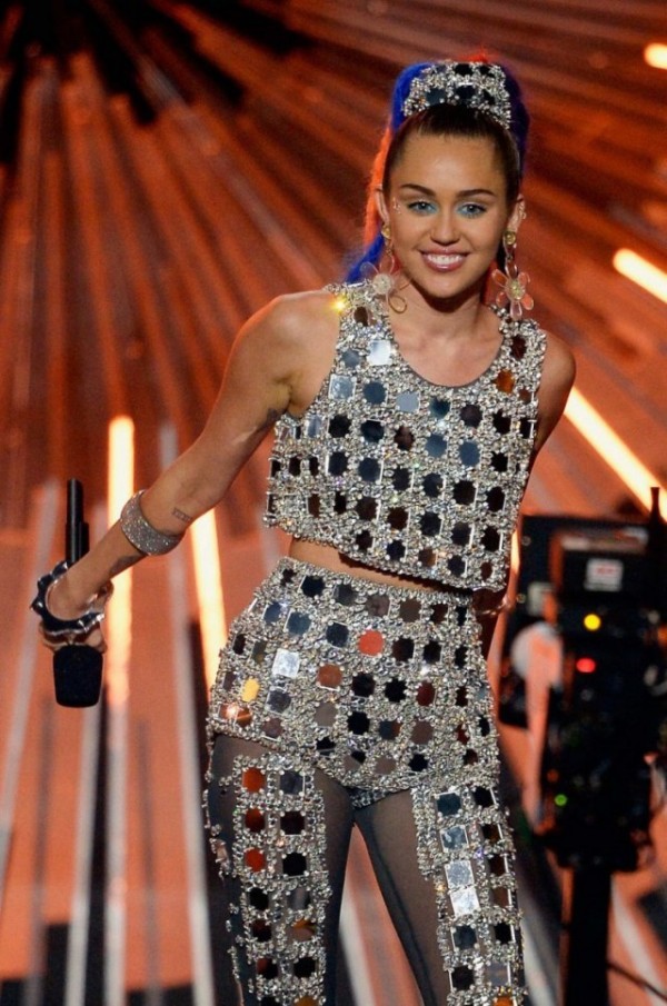 Майли Сайрус и ее провокационные наряды на церемонии MTV Video Music Awards 2015 (23 фото)