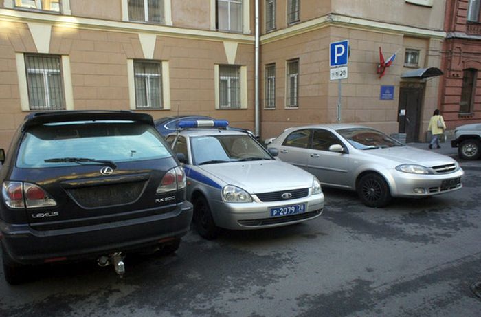 Полицейские нашли способ бесплатно парковаться на платной стоянке (6 фото)