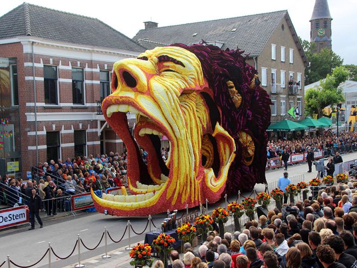 В голландском городе Зюндерт прошел традиционный парад цветов (14 фото)