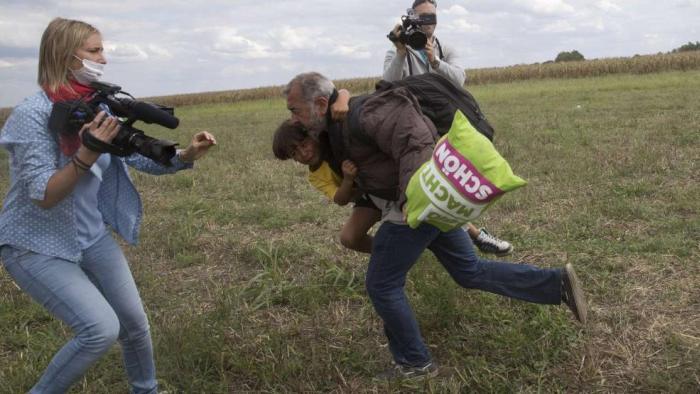 В Венгрии журналистку уволили из-за подножки мигранту (2 фото + 2 видео)