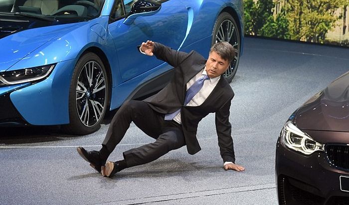 Гендиректор BMW Харальд Крюгер упал в обморок на открытии Франкфуртского автосалона (4 фото + видео)