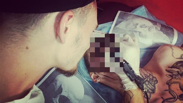 Красноярский юноша «украсил» лицо татуировкой с изображением черепа (4 фото)