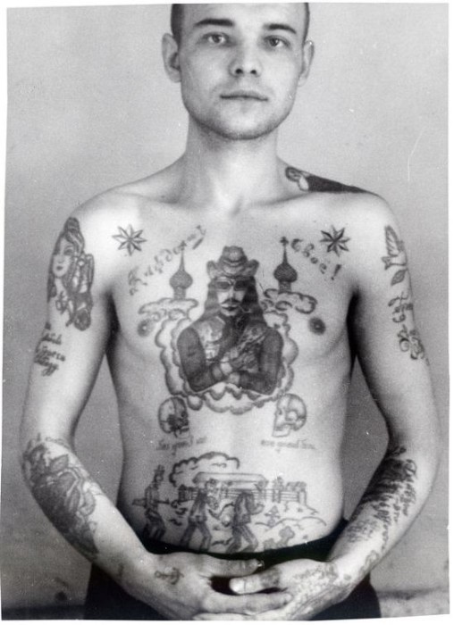 Значения татуировок в тюрьме: реакции заключенных на модные рисунки на коже.