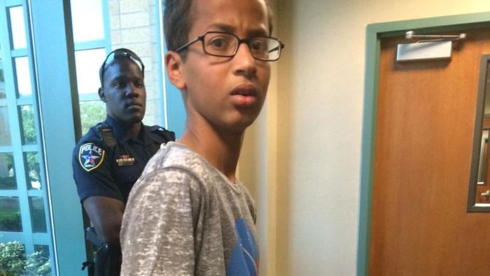 В США полиция арестовала подростка из-за самодельных часов, которые приняли за бомбу (3 фото)