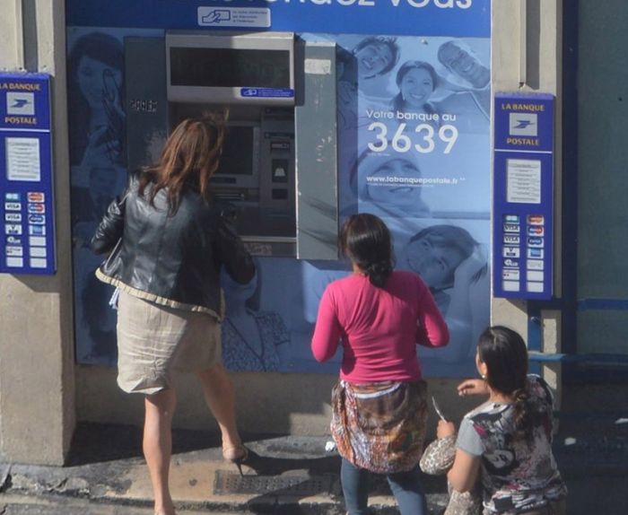Во Франции две цыганки средь бела дня ограбили женщину у банкомата (10 фото)