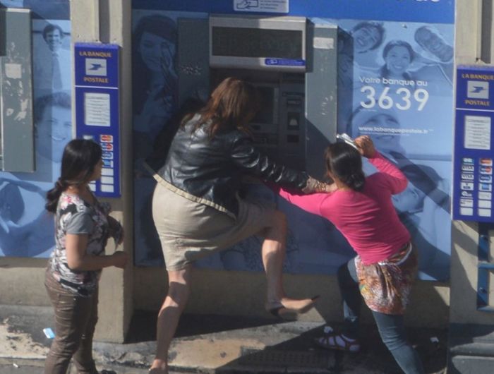 Во Франции две цыганки средь бела дня ограбили женщину у банкомата (10 фото)
