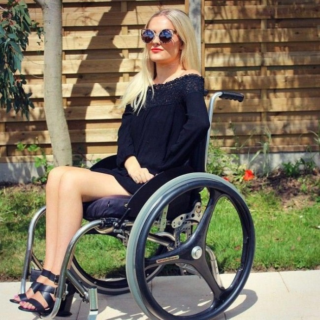 Бьюти-блогер с параличом сняла мощное видео, чтобы дать отпор троллям (11 фото + видео)