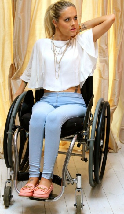 Бьюти-блогер с параличом сняла мощное видео, чтобы дать отпор троллям (11 фото + видео)