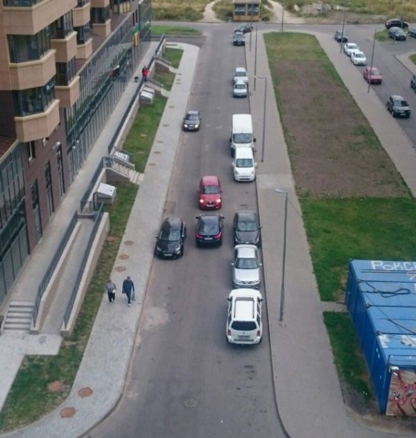 Автоледи не могут поделить дорогу (2 фото)