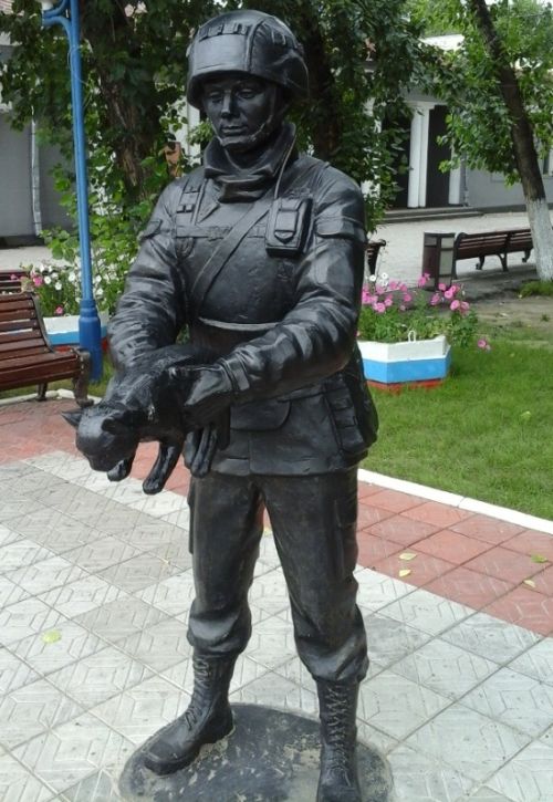 В Белогорске установили памятник «Вежливым людям» (3 фото)