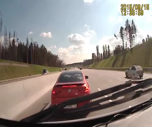 Водитель BMW M6 мешает проезду скорой