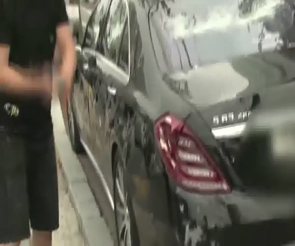 Кореец разбил клюшкой для гольфа Mercedes S63 AMG за 150 000 долларов