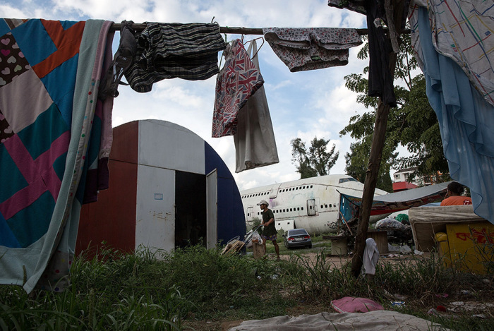 В Таиланде три семьи поселились на кладбище для самолетов (14 фото)