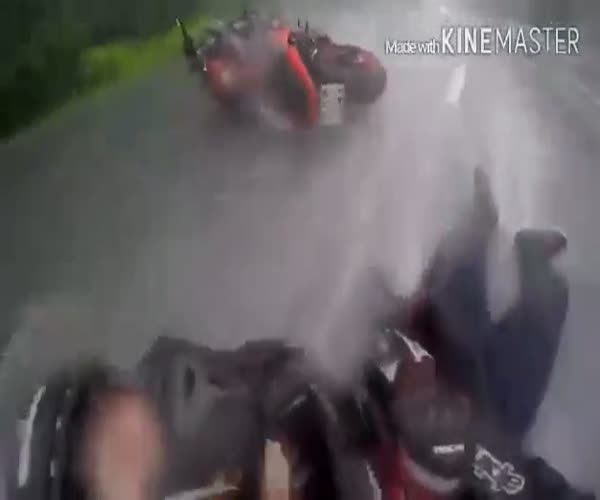 Мотоциклист быстро среагировал в момент падения