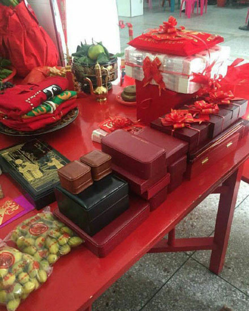 Свадебные подарки китайскому юноше (4 фото)