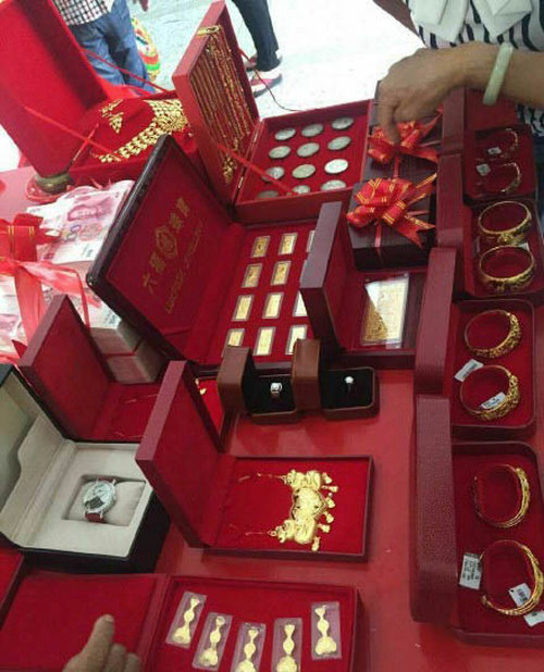 Свадебные подарки китайскому юноше (4 фото)