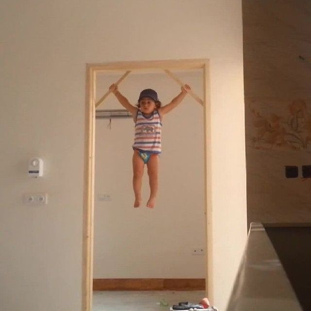Невероятные способности двухлетнего гимнаста Арата Хоссейни (15 фото)