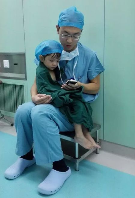 Добрый хирург успокоил маленькую пациентку (3 фото)