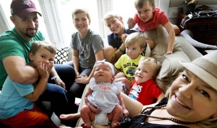 В семье, воспитывавшей 6-х мальчиков, наконец, родилась девочка (7 фото)