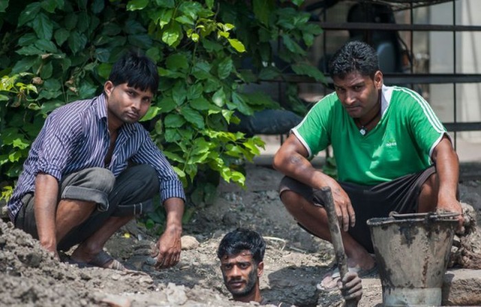 Тяжелые будни канализационных ныряльщиков в Дели (11 фото)