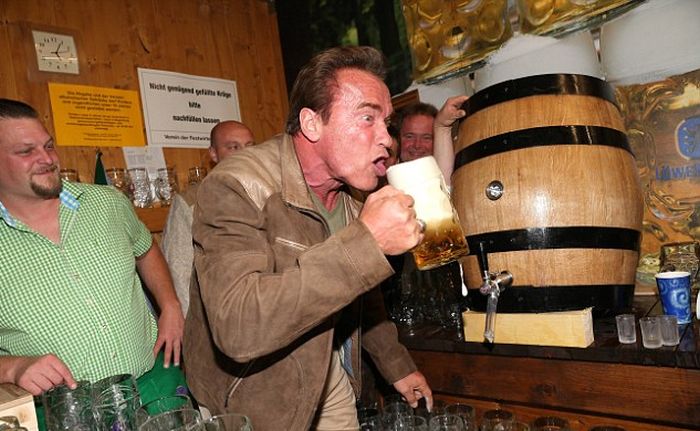 Арнольд Шварценеггер показал, как нужно пить пиво на фестивале Октоберфест (7 фото)