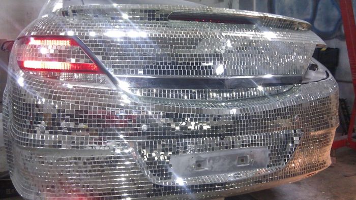 Житель ХМАО инкрустировал свой автомобиль десятками тысяч зеркал (15 фото)