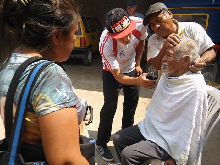 Волонтеры вернули человеческий вид бездомному перуанцу (6 фото)