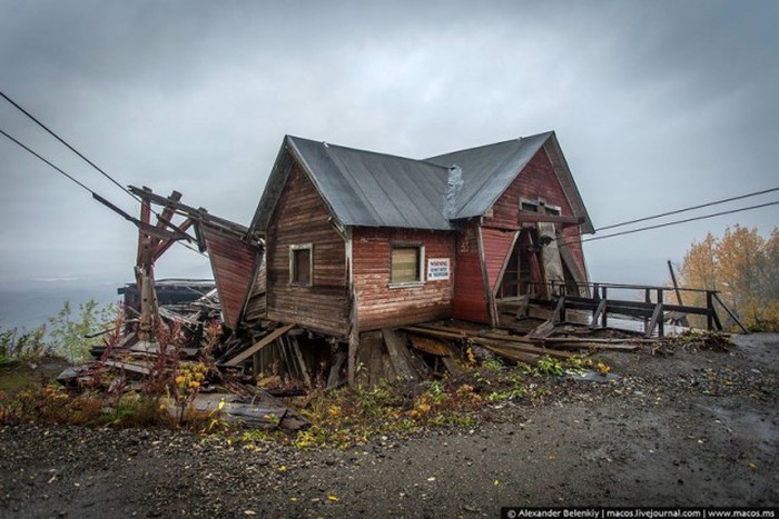 Заброшенный рабочий поселок на Аляске (32 фото)