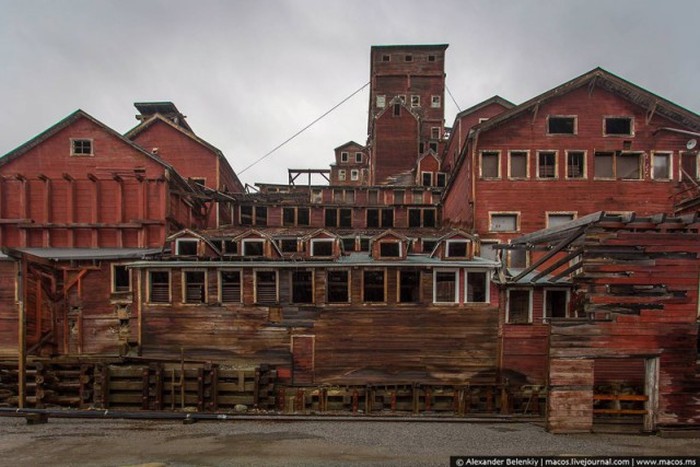 Заброшенный рабочий поселок на Аляске (32 фото)