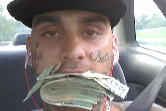 Грабитель банка спалился, опубликовав фото с деньгами в Facebook (6 фото)